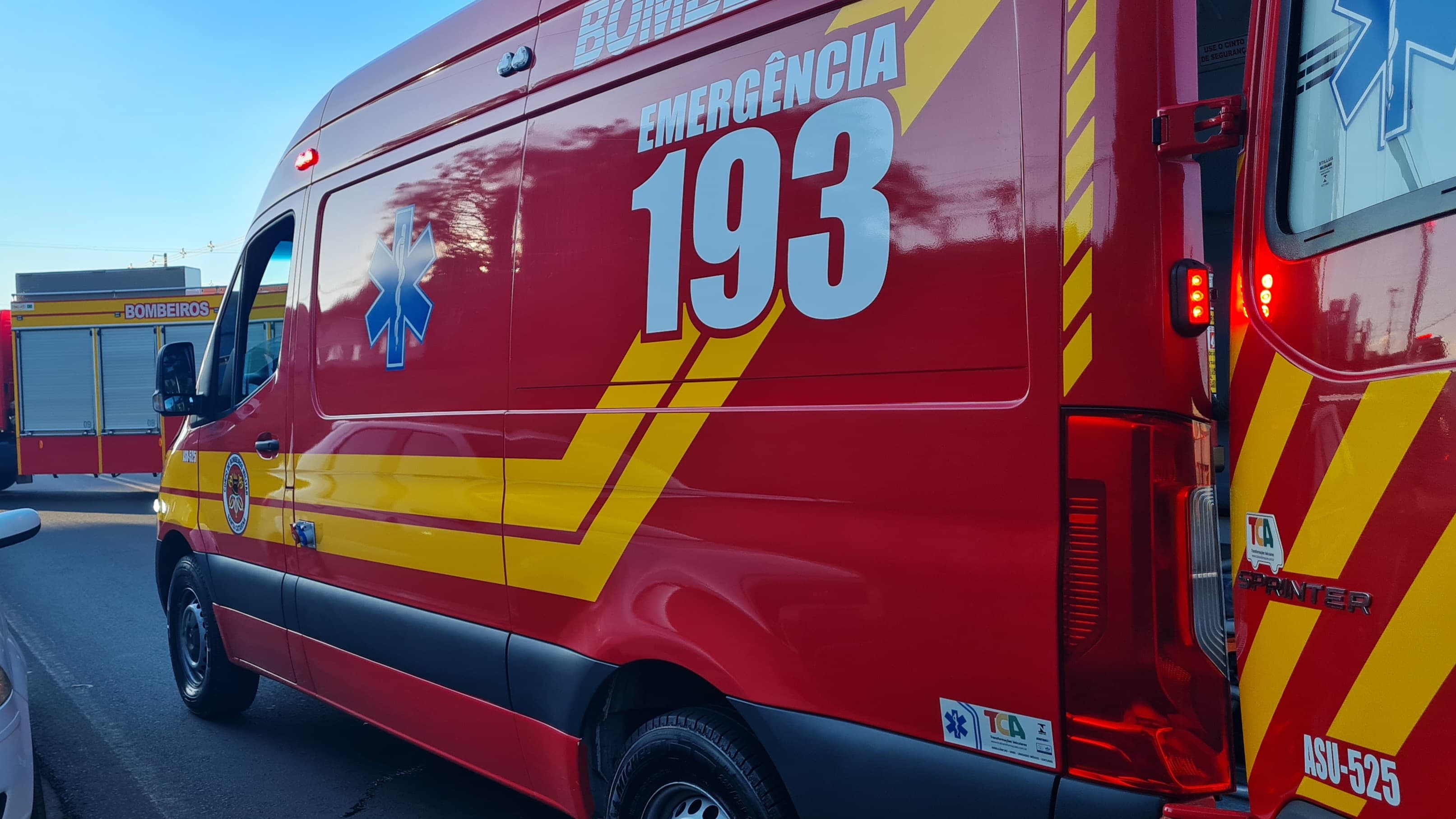 Condutor de motocicleta e pedestre ficam feridos após atropelamento