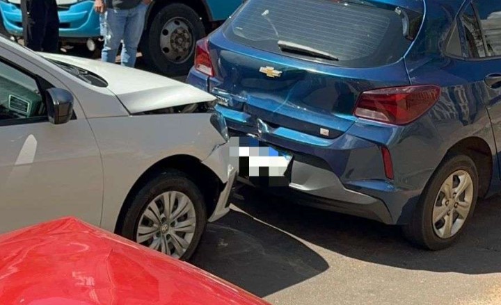 Colisão em sequência envolve três veículos em Francisco Beltrão