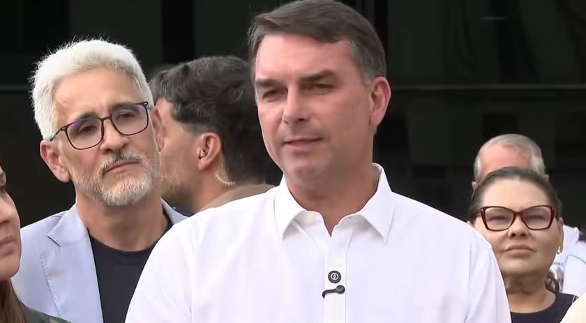 Flávio Bolsonaro faz primeira visita ao ex-presidente Jair Bolsonaro após fim de restrições do STF