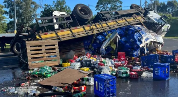 Caminhão tomba durante guinchamento no trevo do Água Branca