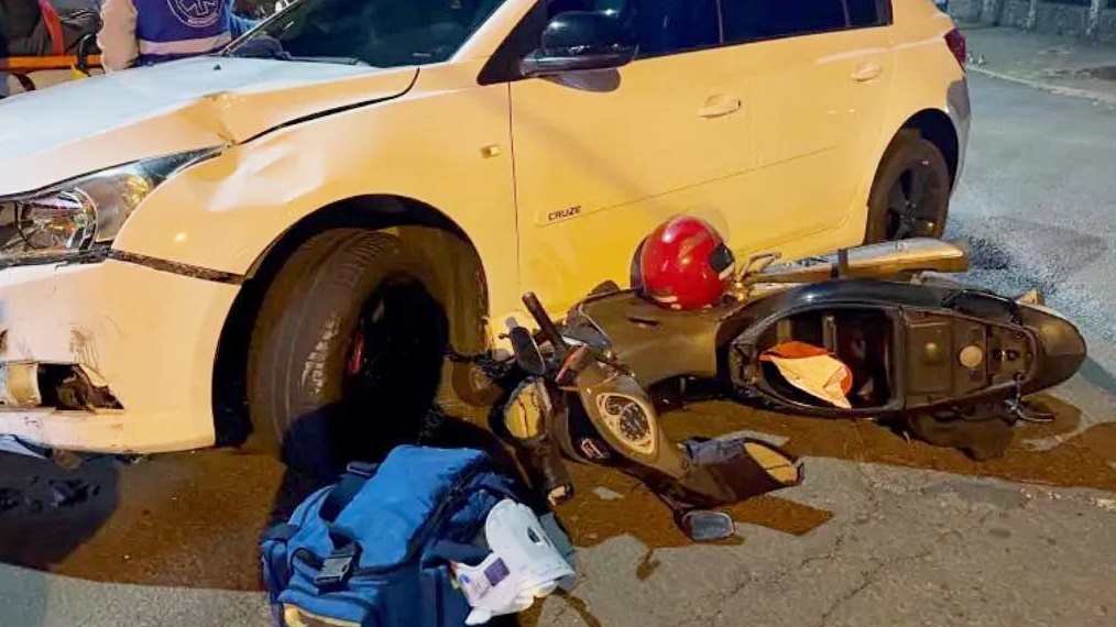 Homem fica ferido após colisão entre carro e moto no bairro Cristo Rei