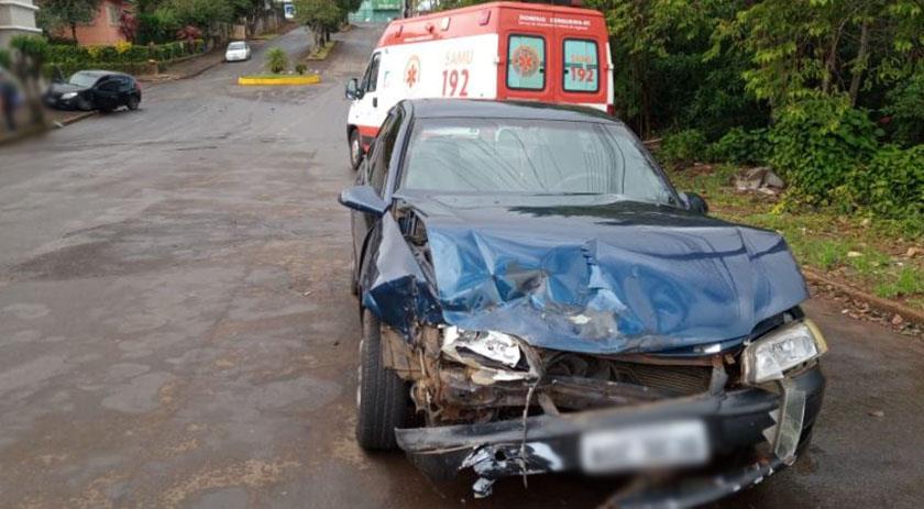 Colisão entre veículos deixa adolescente ferida