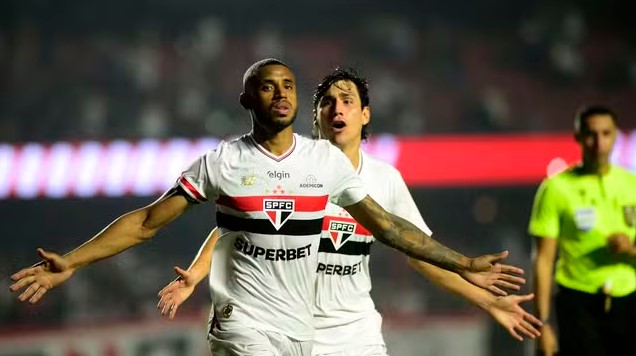 São Paulo vence de virada e empurra Grêmio para a zona de rebaixamento