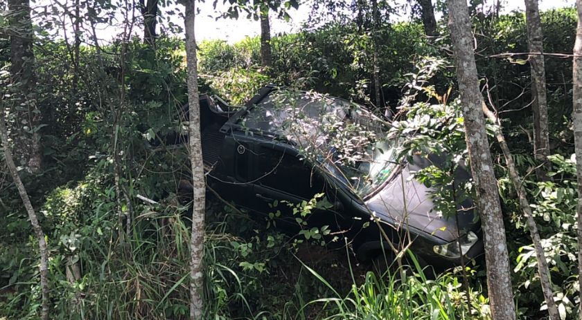 Caminhonete sai da pista após motorista perder o controle, na PR 483