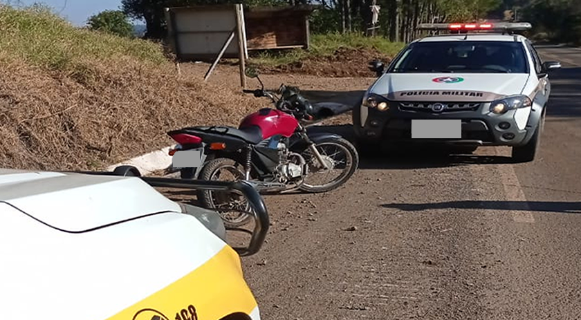 Homem foge da polícia ao ser flagrado empurrando moto roubada no Oeste de SC
