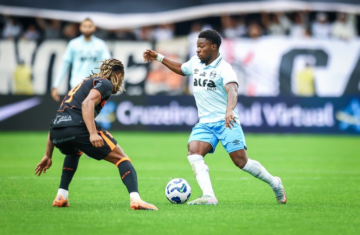 Corinthians vence o Grêmio em Itaquera e Memphis volta a marcar após três meses 