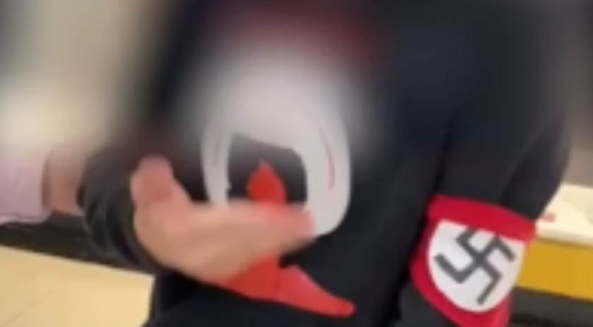 Jovem é abordado ao usar suástica amarrada no braço dentro de shopping