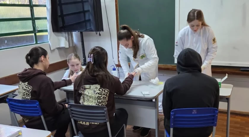 Acadêmicos da Unisep levam ações de saúde e orientação profissional a escolas da região