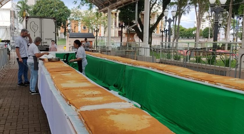 Bolo dos 70 anos de Francisco Beltrão está sendo montado no Calçadão