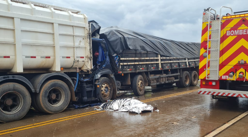 Caminhoneiro morre em grave acidente na BR-163