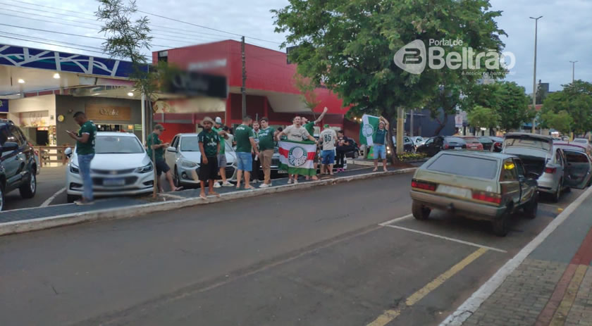 Torcida do Palmeiras comemora título do clube na Avenida Júlio Assis