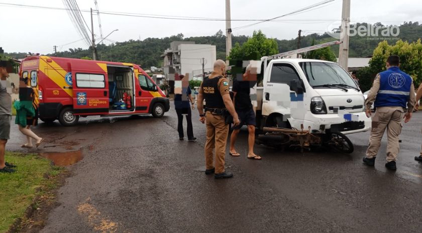 Moto para embaixo de veículo após acidente no bairro Vila Nova