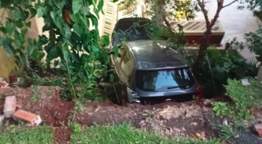 Carro sai da pista e cai em ribanceira, deixando quatro idosas feridas