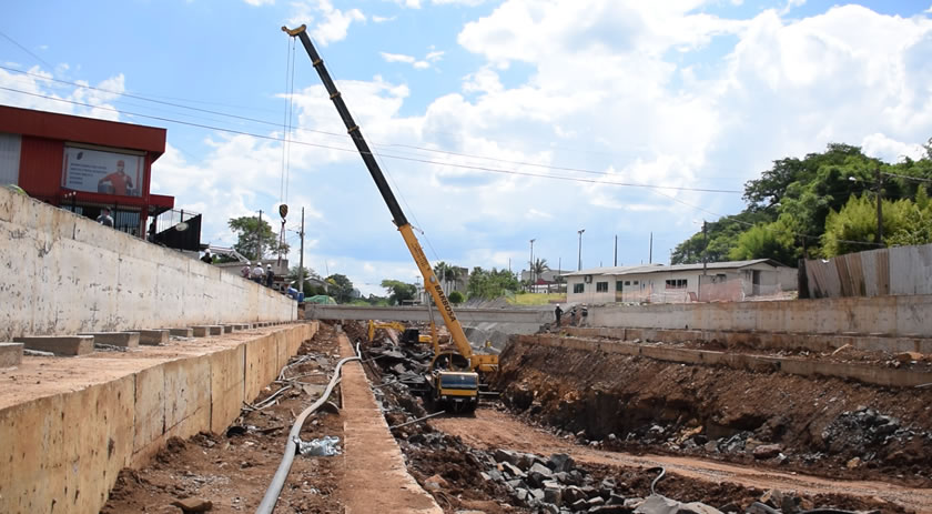 Pontes sobre o córrego Urutago começam a ser instaladas