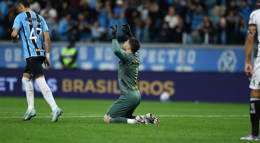 Com gol de goleiro, Grêmio busca empate com o Botafogo em casa
