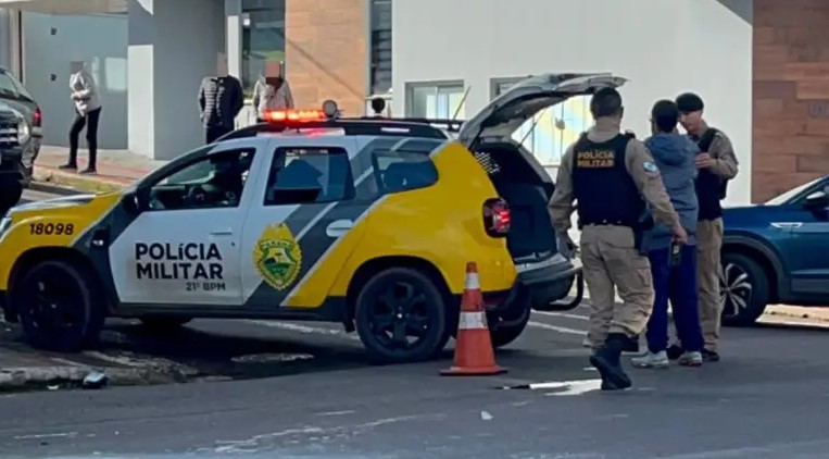 Motorista embriagado é preso após colisão entre carro e moto no bairro Cristo Rei; motociclista ficou ferido