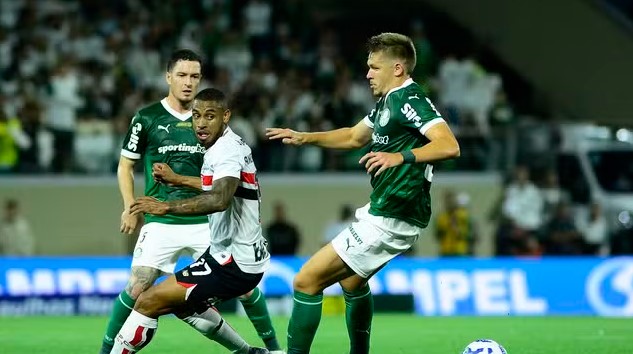 Palmeiras vence o São Paulo com gol nos acréscimos e segue líder do Brasileirão