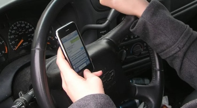 Multas por uso de celular no trânsito aumentaram 29% no Paraná em 2023, segundo Ministério dos Transportes