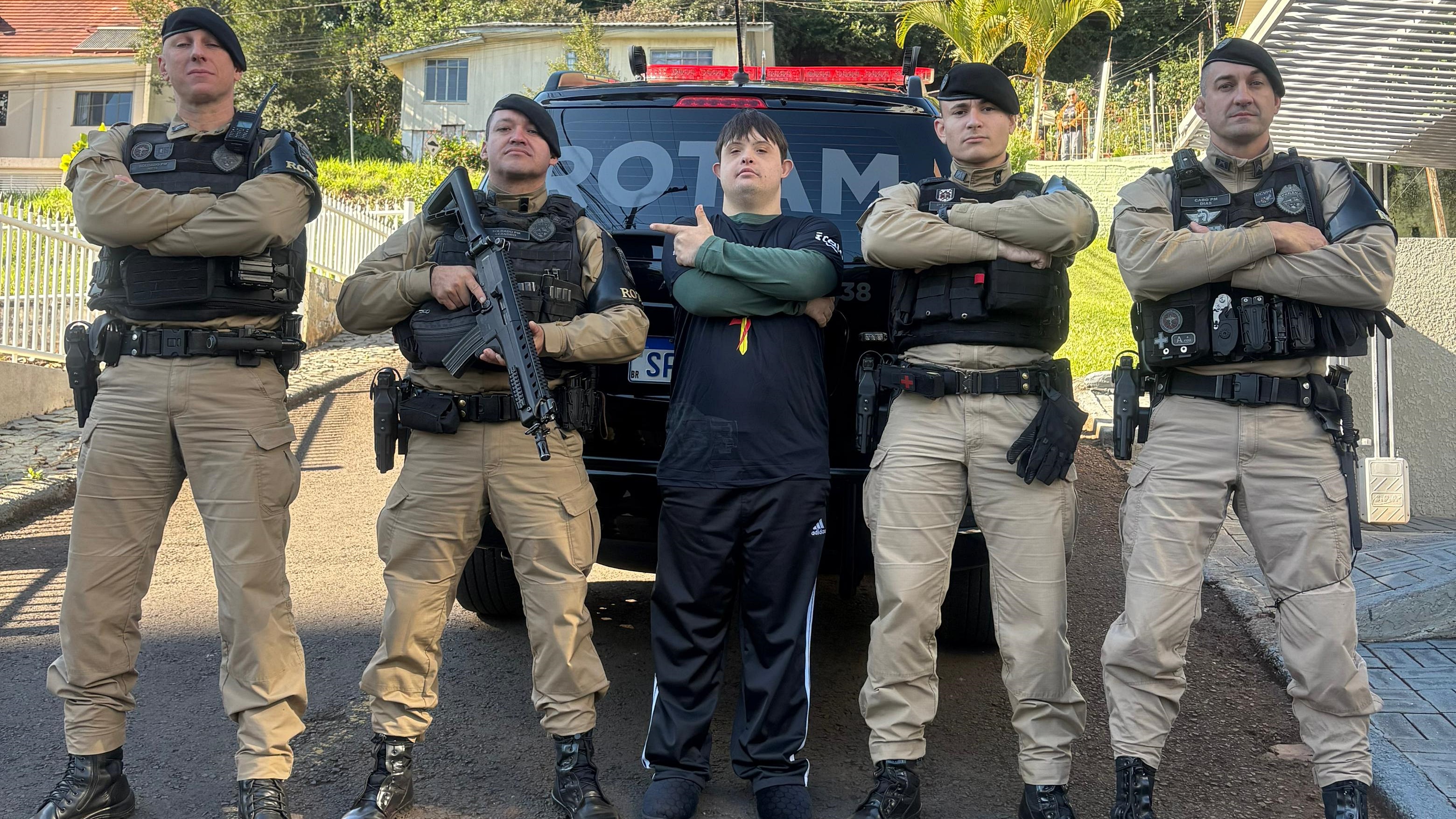 Menino realiza sonho ao conhecer equipe da ROTAM em Francisco Beltrão