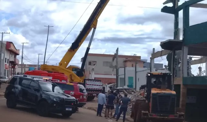 Seis trabalhadores ficam feridos após queda de laje em mercado atingido por tornado