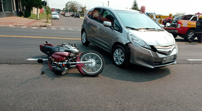 Veículo invade a preferencial e atinge motocicleta