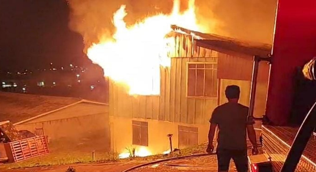 Casa de madeira é consumida pelas chamas