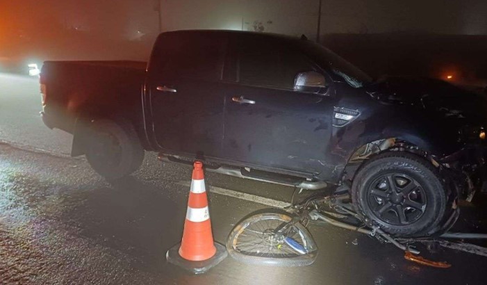 Homem morre atropelado e bicicleta fica presa sob veículo no Paraná