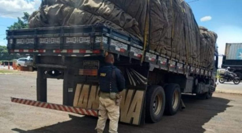 PRF flagra caminhão com arqueamento de altura perigosa