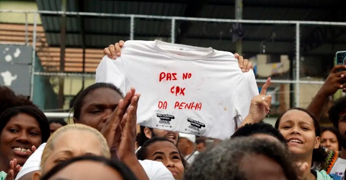 Moradores de favelas protestam no Rio após megaoperação com 121 mortos