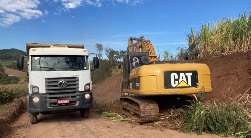 Máquinas iniciam trabalhos na obra de asfaltamento a partir da Linha Índio