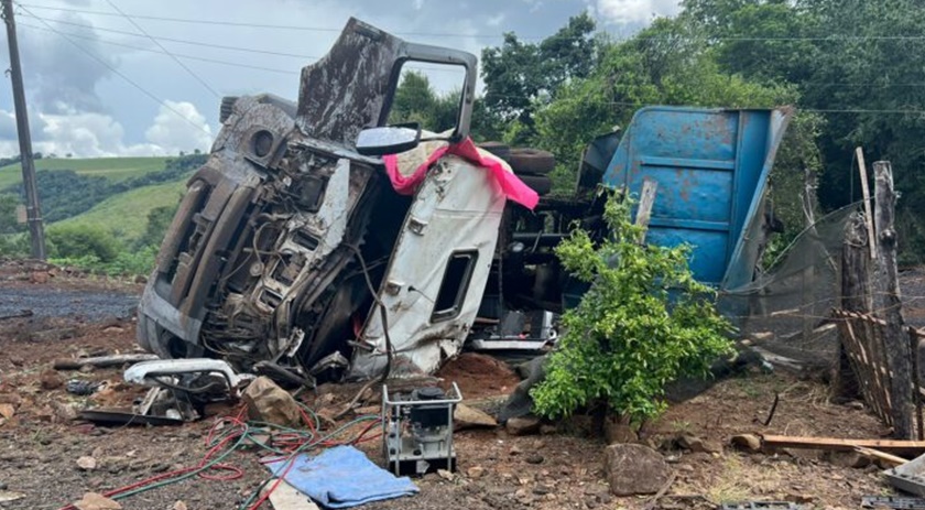 Motorista fica ferido após acidente com caminhão