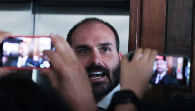 PF determina retorno imediato de Eduardo Bolsonaro a cargo de escrivão
