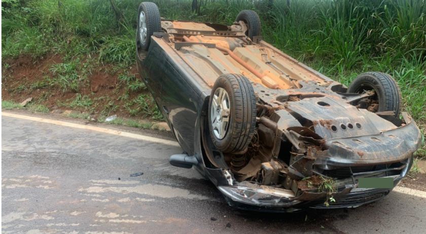 Capotamento deixa mulher ferida na PR 281