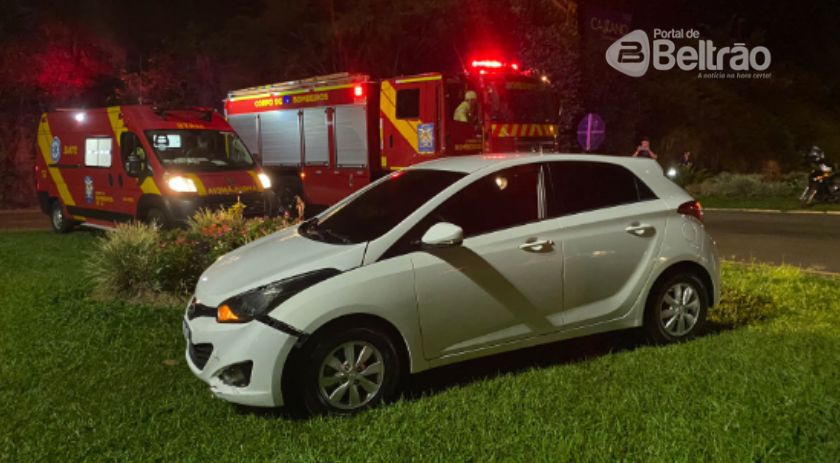 Acidente entre carro e moto no trevo da Unisep deixa jovem ferida