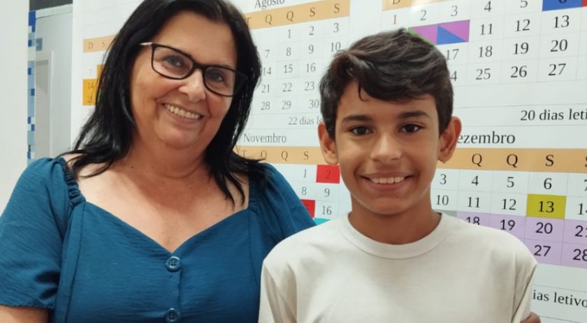 Professor formado pelo Programa Brigadas Escolares ajuda aluno em Ampére