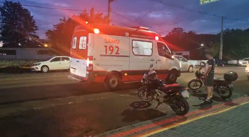 Motociclista sofre fratura em acidente entre moto e carro