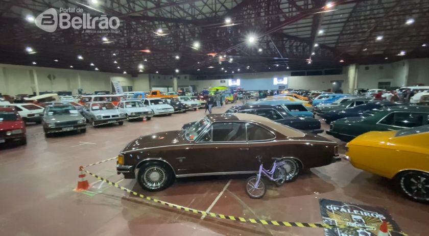 Exposição de carros antigos movimenta estacionamento da Ponte Estaiada -  OitoMeia