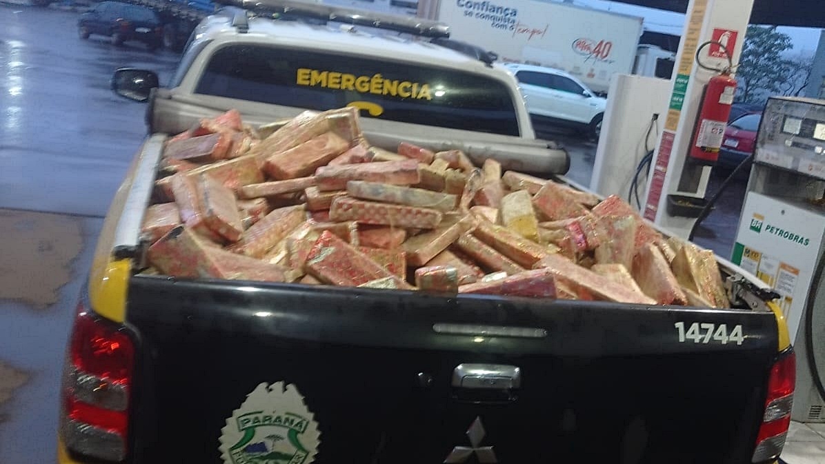 Mais de 480kg de maconha são apreendidos pela polícia na PR 483