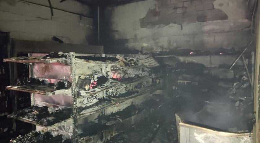 Fogo destrói mercado no centro