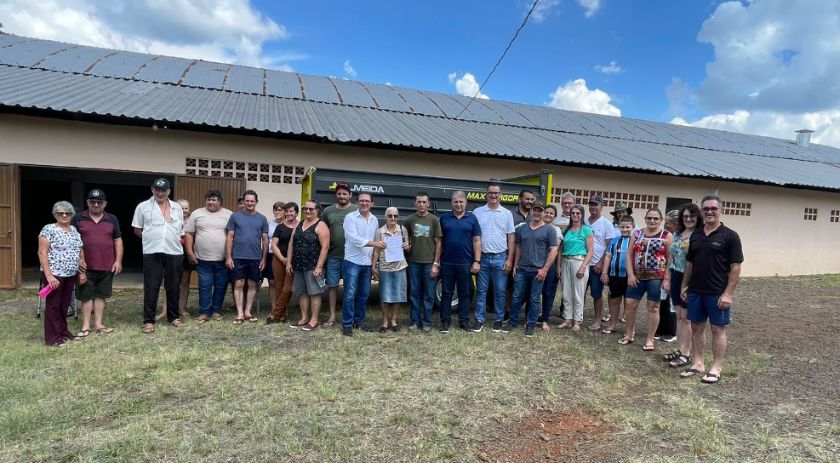 Câmara participa de entrega de equipamento agrícola para a comunidade de São João