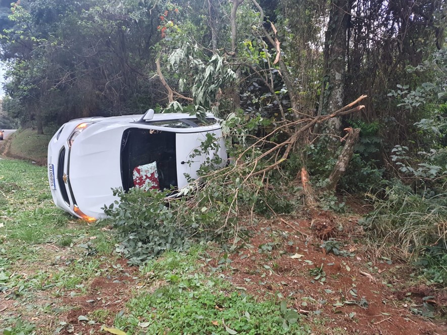 Acidente envolve Caminhão e Prisma no interior de Francisco Beltrão