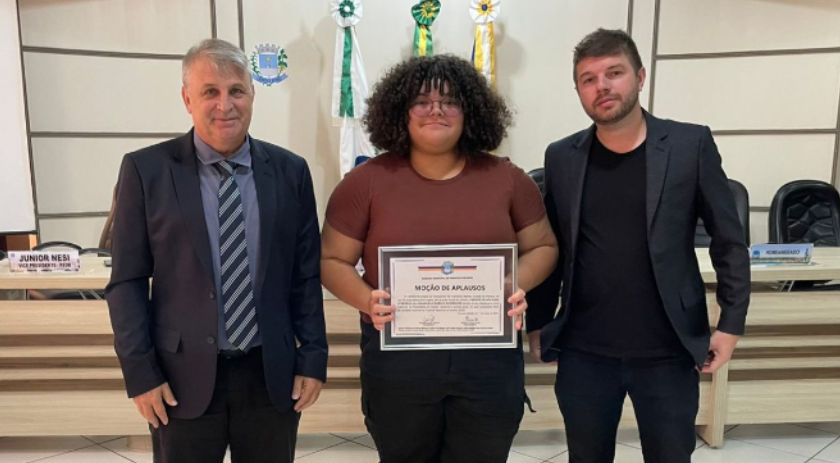Enxadrista Emanuela Isabele Rodrigues recebe homenagem na Câmara Municipal de Francisco Beltrão