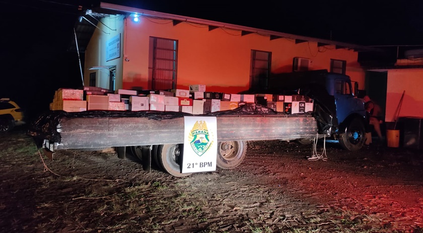 Aproximadamente 450 caixas de vinhos descaminhados e caminhão são apreendidos pela Polícia