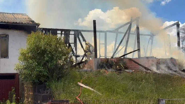 Incêndio destrói residência no bairro Alvorada