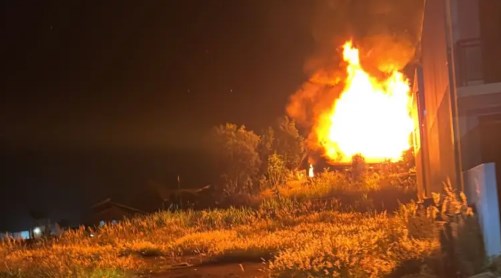 Casa de madeira é completamente destruída por incêndio