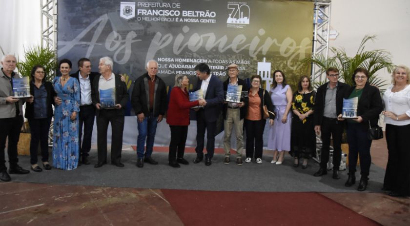 Pioneiros beltronenses e bebês nascidos em 2022 recebem homenagens