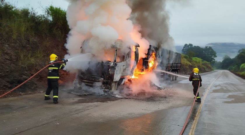 Carreta carregada com farinha de trigo pega fogo na SC-305