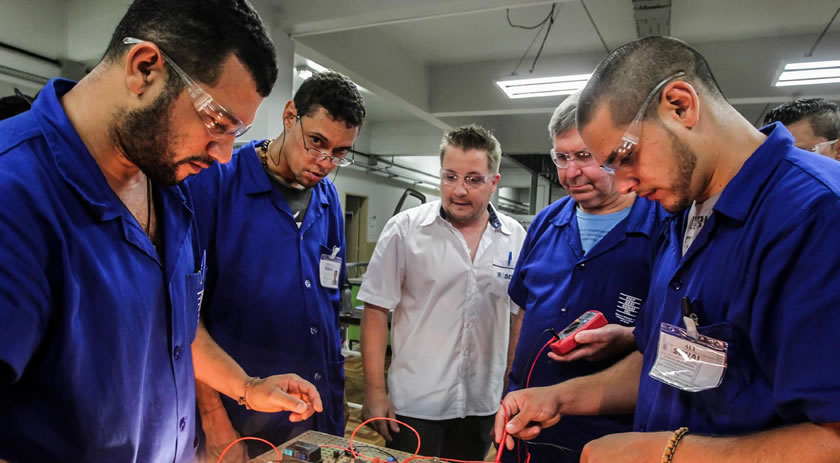 Mais de 100 cursos gratuitos pelo Senai Paraná