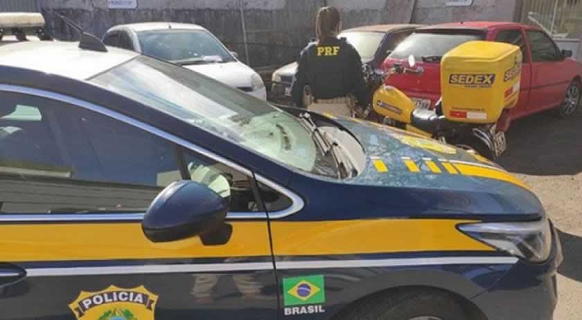 Falsa motocicleta dos correios é apreendida com quase 70 quilos de maconha