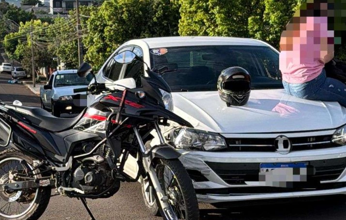 Colisão entre moto e carro deixa mulher ferida